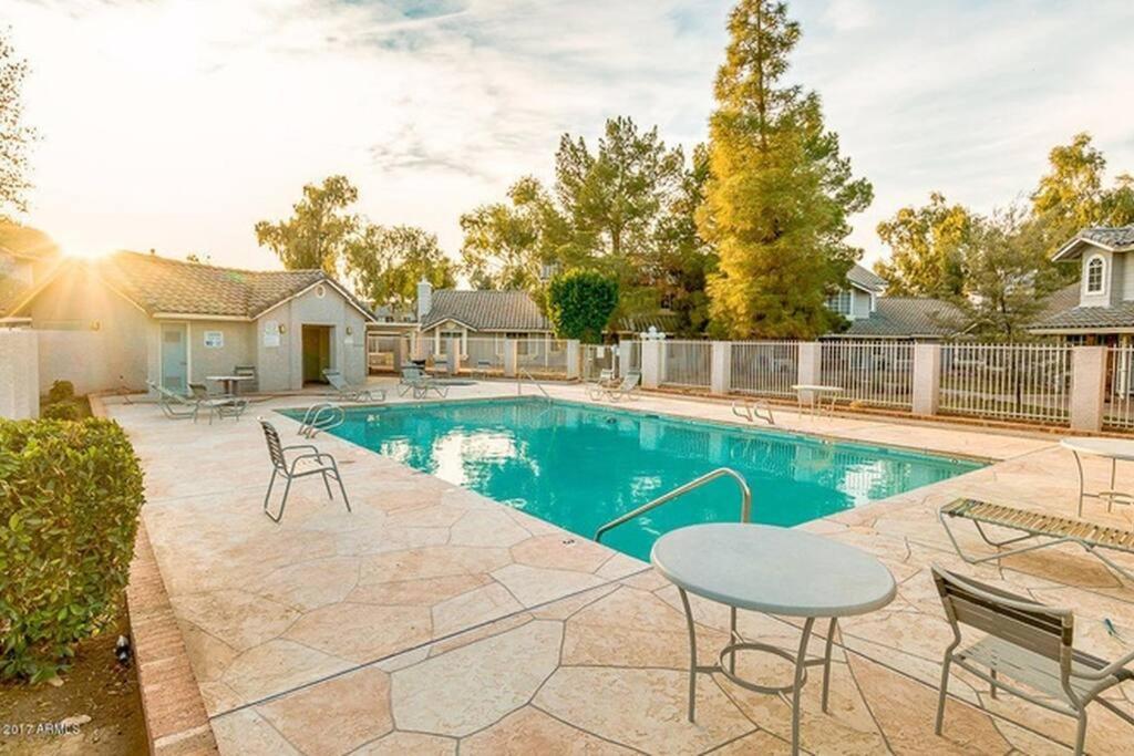 Cozy 3 Bedrooms Town Home In Chandler With Community Pool Exterior photo