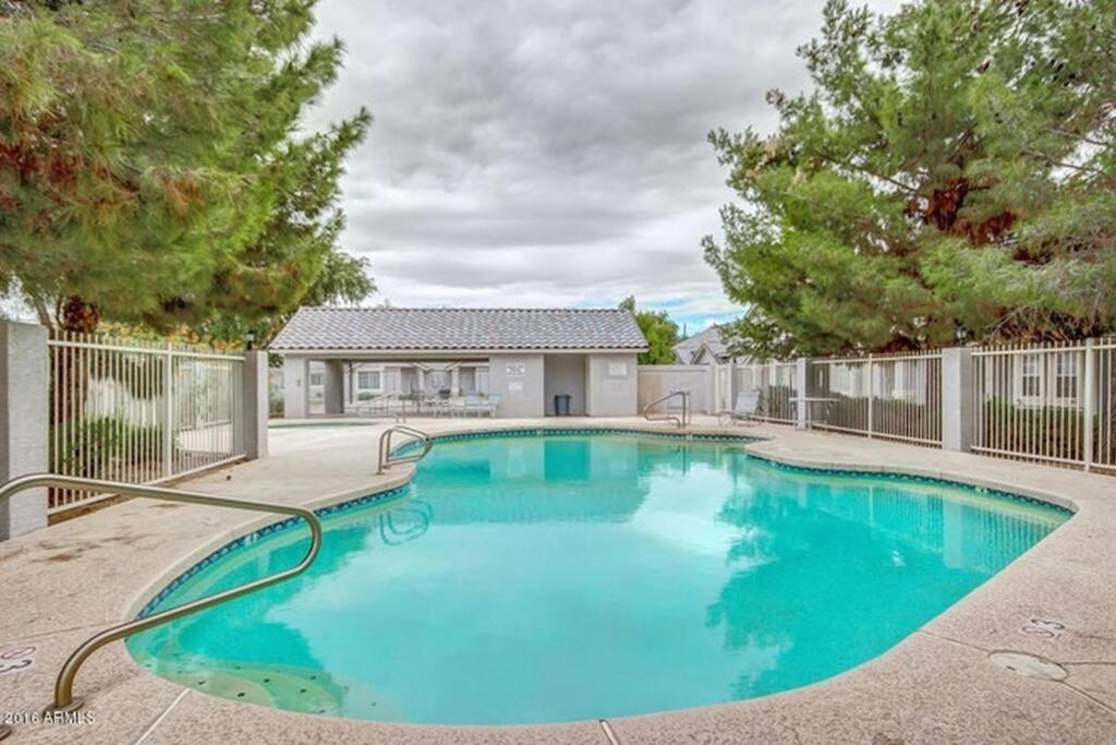 Cozy 3 Bedrooms Town Home In Chandler With Community Pool Exterior photo